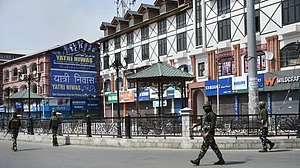 کشمیر میں 65 دن سے جاری بند پر چراغ پا افسر نے کہا ’حالات مزید بگڑ سکتے ہیں‘