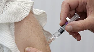 سوئی کچڑے سے نکال کر استعمال کرتا تھا ڈاکٹر، 900 بچوں کو ہوا ایڈس!