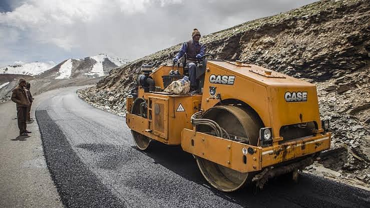 کشمیر: غیر ریاستی مزدوروں کی عدم دستیابی کے باعث سڑکوں کی تعمیر و مرمت کا کام ٹھپ