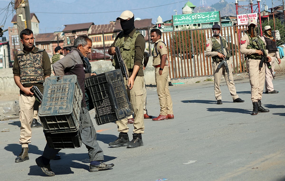 کشمیر: سری نگر میں گرینیڈ حملہ، خاتون سمیت 7 افراد زخمی