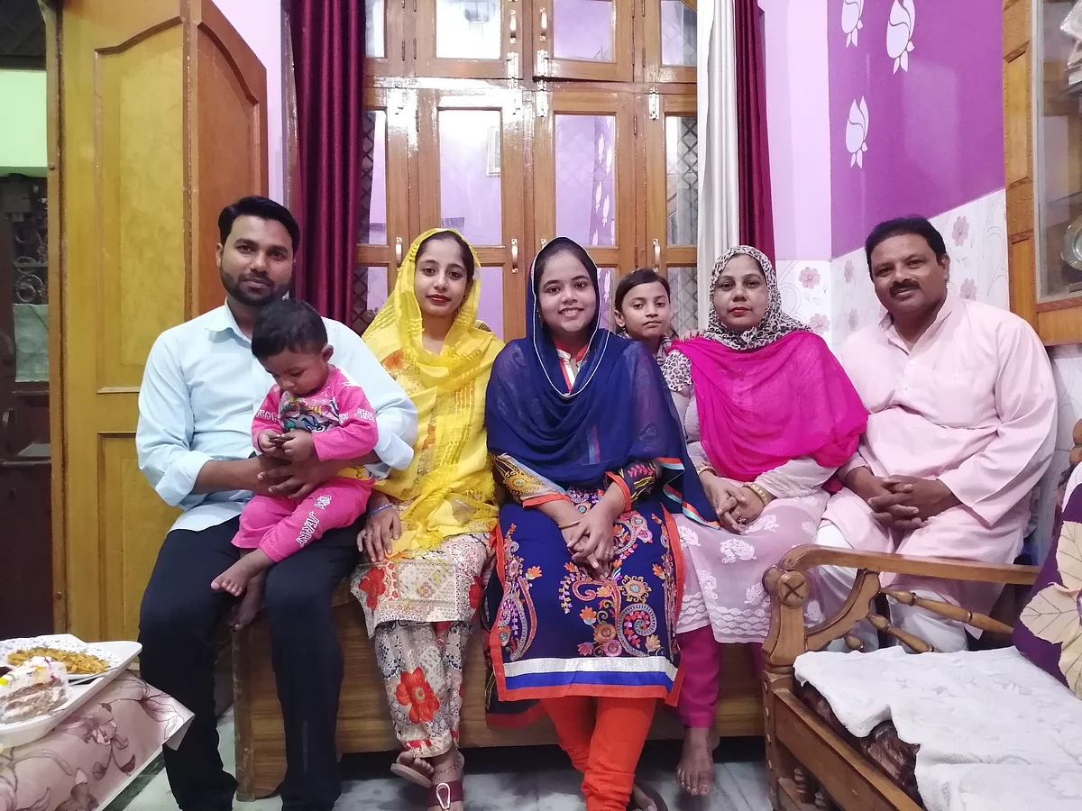 اہل خانہ ساتھ ارم فاطمہ / تصویر قومی آواز