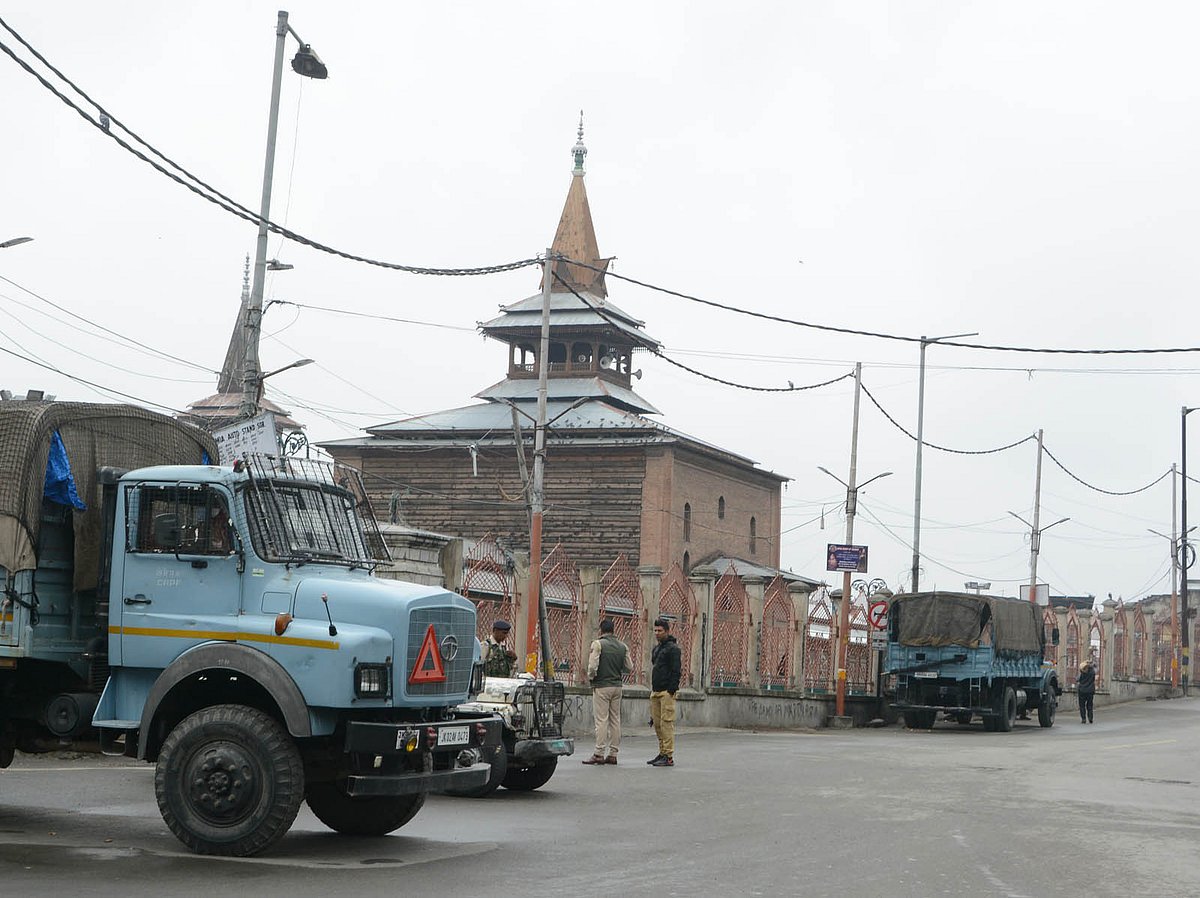 جامع مسجد سرینگر میں نماز پر پابندی نہیں: پولس کا دعوی