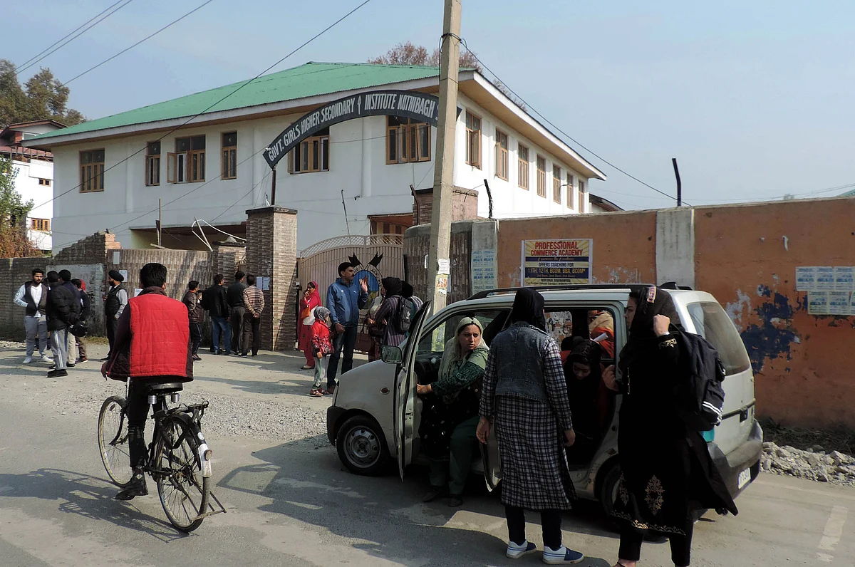کشمیر: غیر یقینی صورتحال کے بیچ دسویں جماعت کے امتحانات شروع