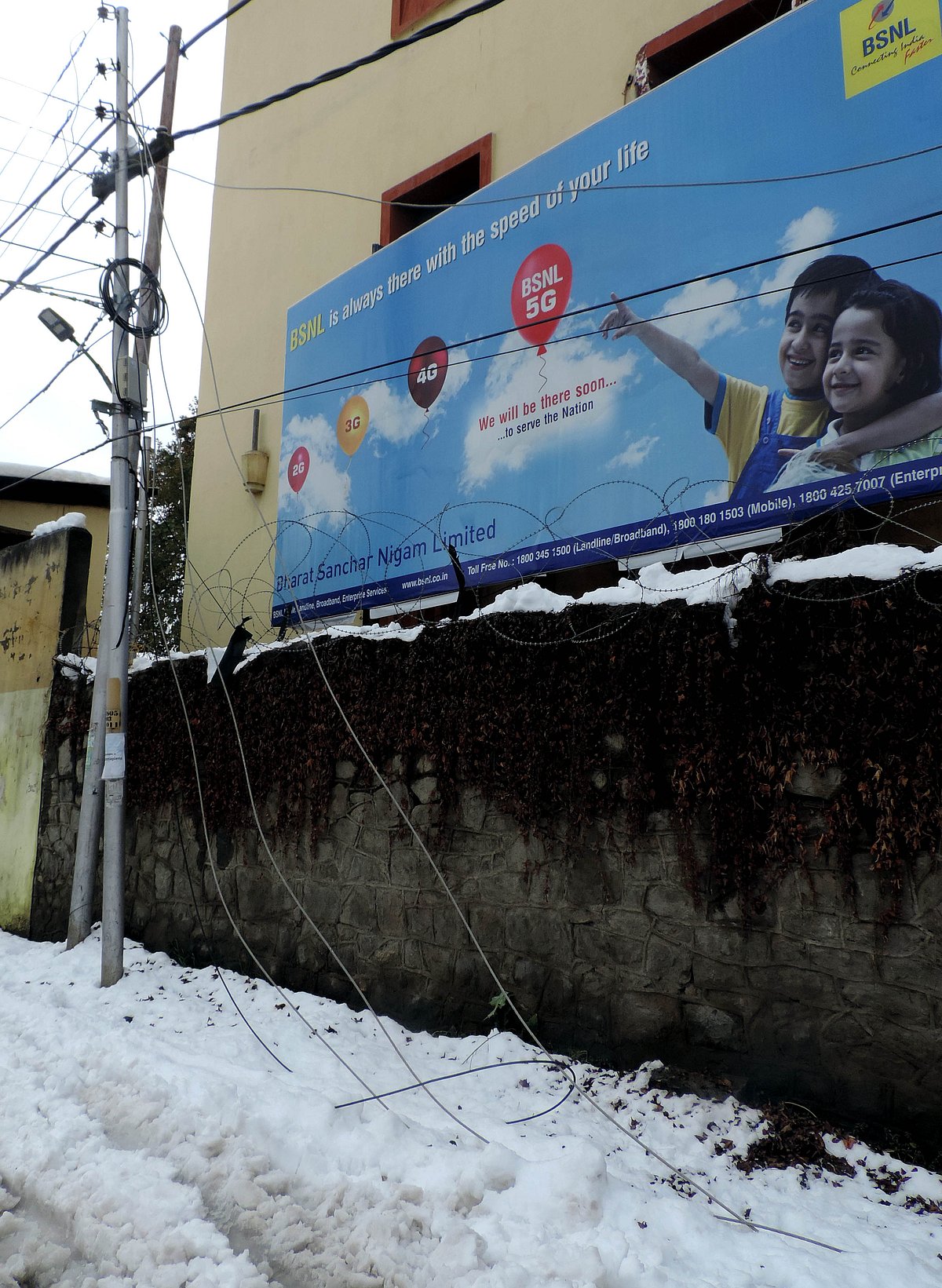 کشمیر: برف باری سے شدید جانی و مالی نقصان، زمینی و فضائی رابطے اور بجلی سپلائی منقطع