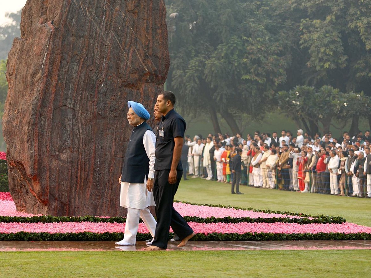 اندرا گاندھی کی 102ویں یوم پیدائش... سونیا، منموہن، پرنب، راہل نے کیا یاد
