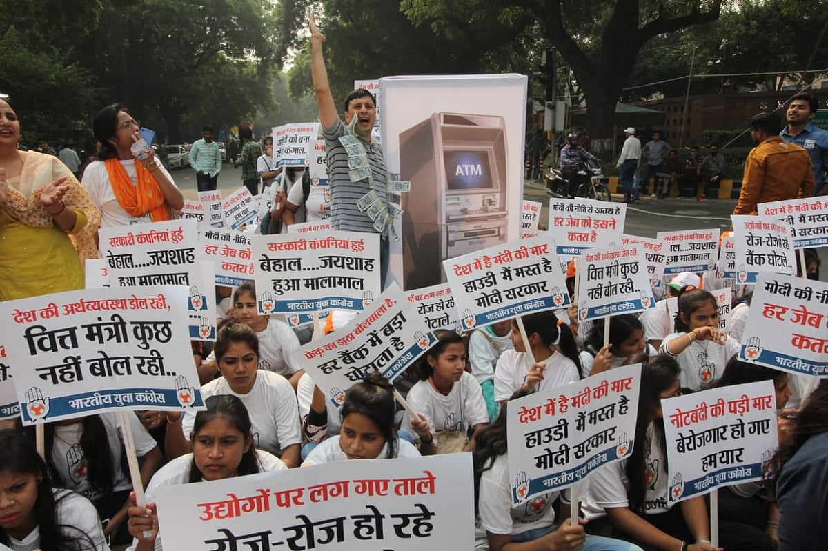 نوٹ بندی: حزب اختلاف کا سڑکوں پر احتجاج، مودی حکومت اور بی جے پی خاموش!