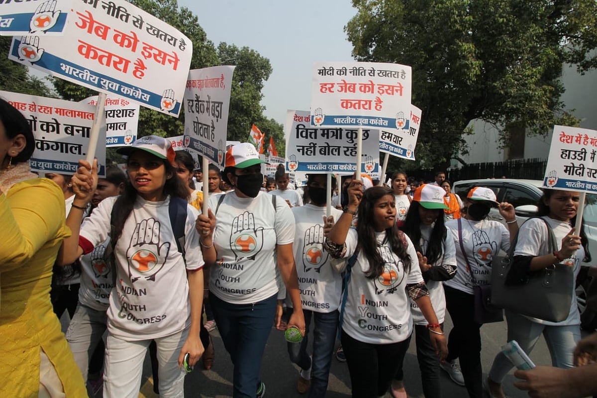 نوٹ بندی: حزب اختلاف کا سڑکوں پر احتجاج، مودی حکومت اور بی جے پی خاموش!