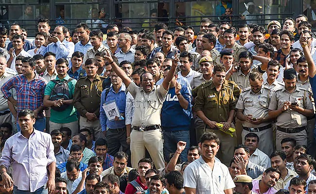 دہلی: تمام ضلع عدالتوں میں وکلاء کا مظاہرہ،  آئی ایف ایس حکام نے کی پولس کی حمایت