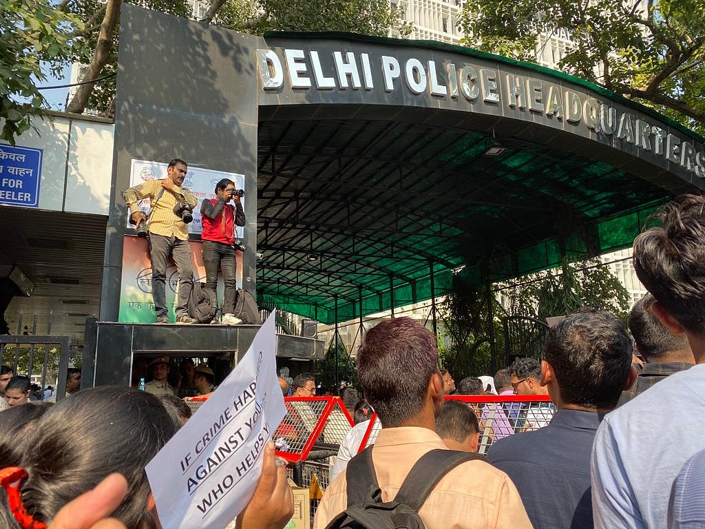 دہلی پولس سراپا احتجاج: ’سیاہ کوٹ‘ کے خلاف ’سیاہ پٹی‘ باندھ کر مظاہرہ