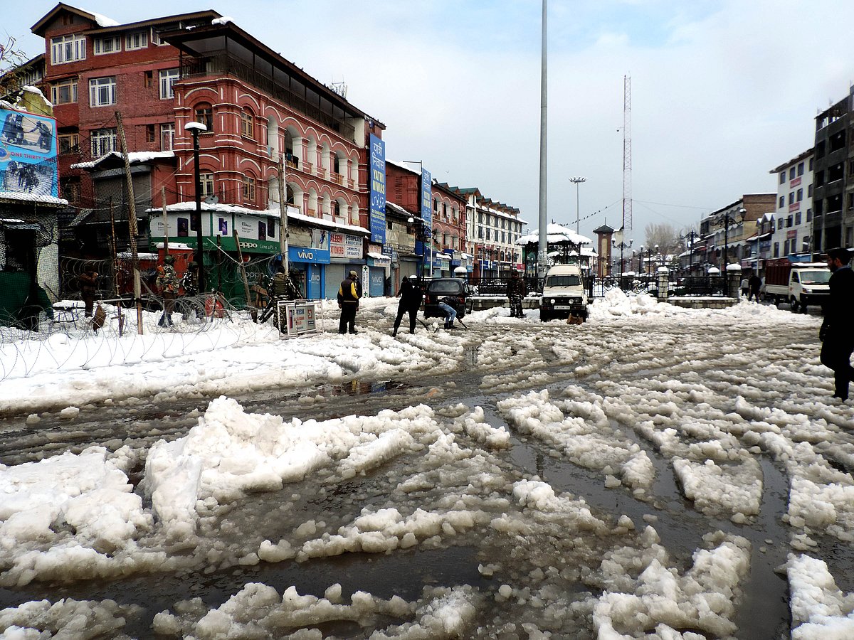 کشمیر: برف باری سے شدید جانی و مالی نقصان، زمینی و فضائی رابطے اور بجلی سپلائی منقطع