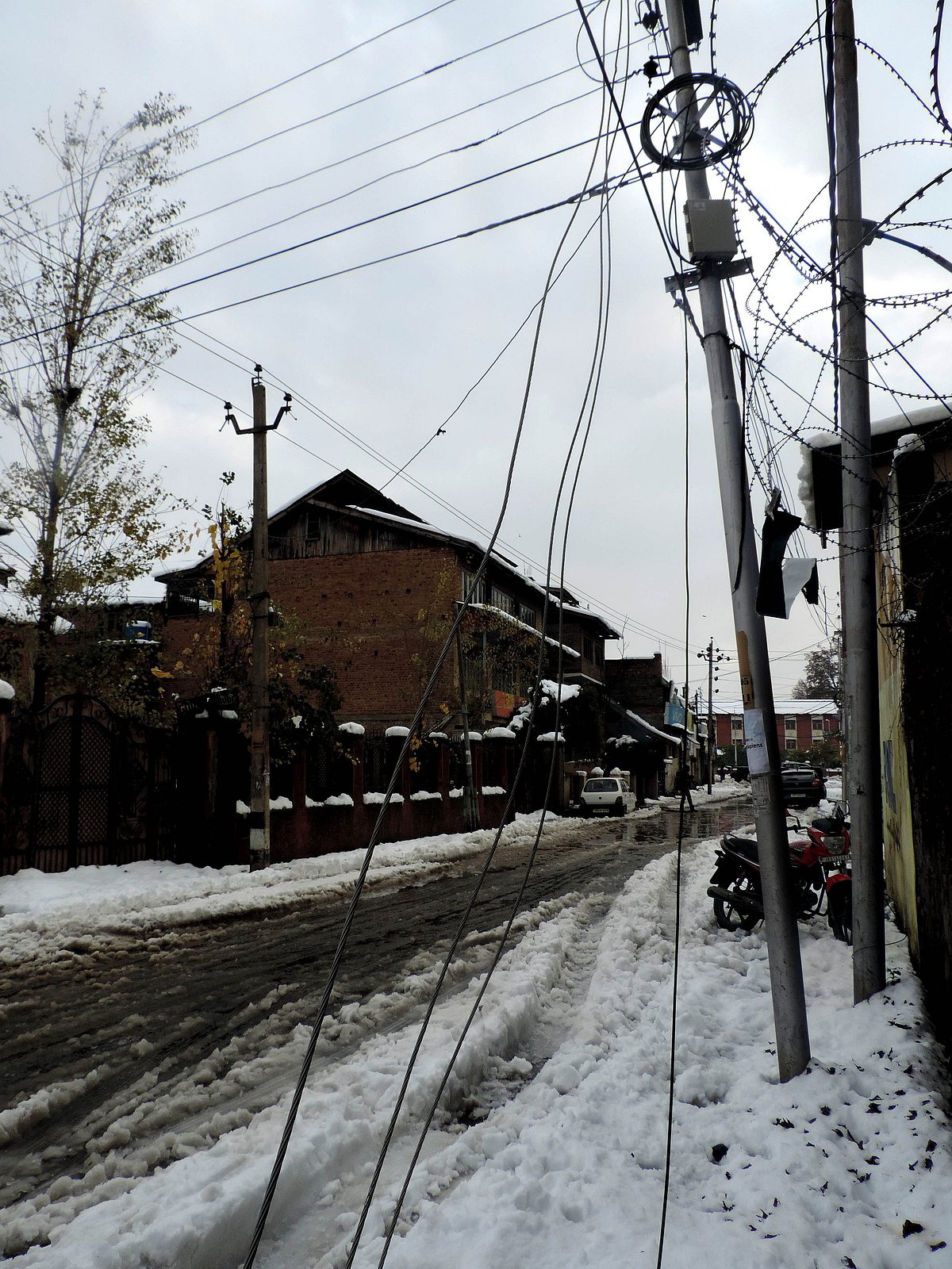کشمیر: برف باری سے شدید جانی و مالی نقصان، زمینی و فضائی رابطے اور بجلی سپلائی منقطع