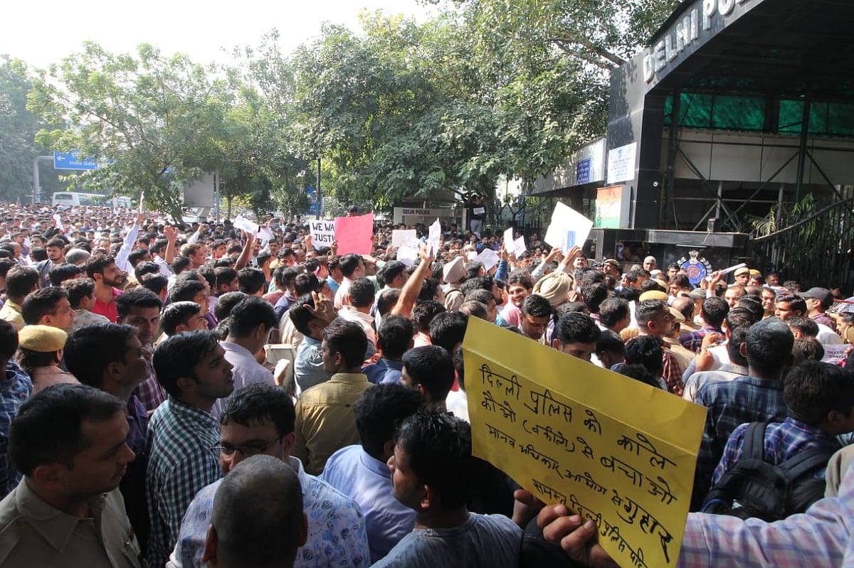 دہلی پولس سراپا احتجاج: ’سیاہ کوٹ‘ کے خلاف ’سیاہ پٹی‘ باندھ کر مظاہرہ
