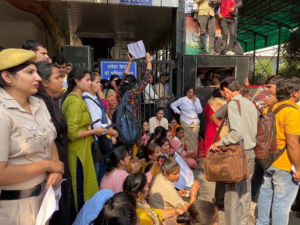 دہلی پولس سراپا احتجاج: ’سیاہ کوٹ‘ کے خلاف ’سیاہ پٹی‘ باندھ کر مظاہرہ