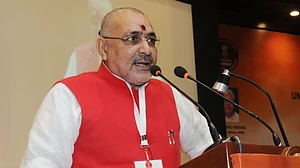 رام جنم بھومی پر عدالتی حکم نہ ماننے والے غدار: گری راج