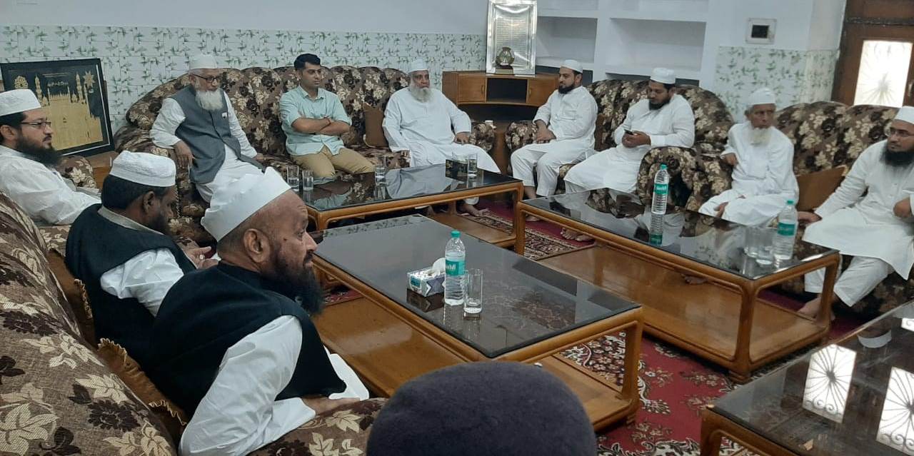 ایس ایس پی دینش کمار پی مدارس کے ذمہداران سے ملاقات کرتے ہوئے، تصویر عارف عثمانی