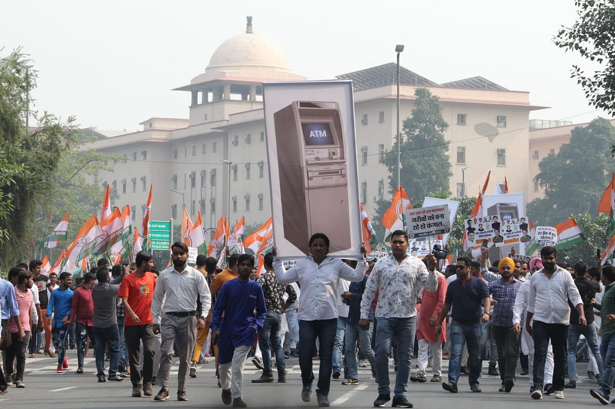 نوٹ بندی: حزب اختلاف کا سڑکوں پر احتجاج، مودی حکومت اور بی جے پی خاموش!