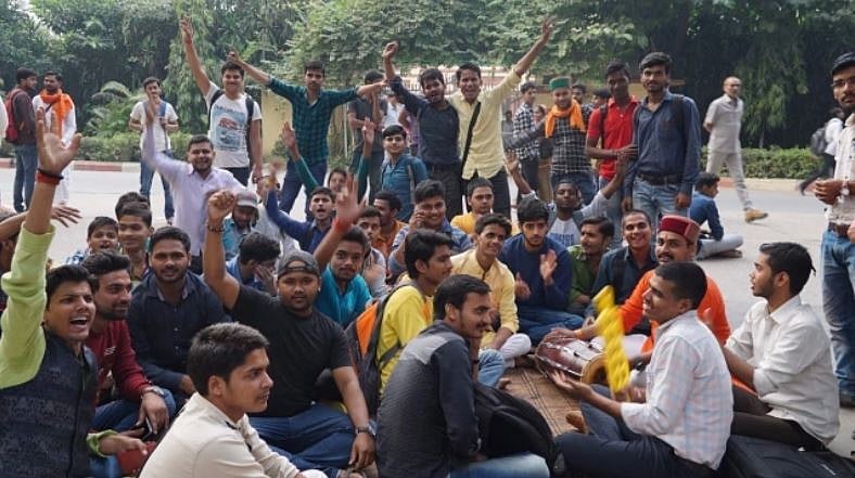 بنارس ہندو یونیورسٹی میں ’مسلم پروفیسر‘ کی تقرری پر ہنگامہ، طلبا نے کیا احتجاجی مظاہرہ
