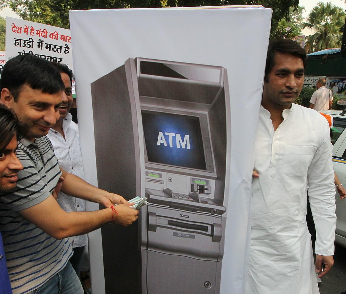 نوٹ بندی: حزب اختلاف کا سڑکوں پر احتجاج، مودی حکومت اور بی جے پی خاموش!