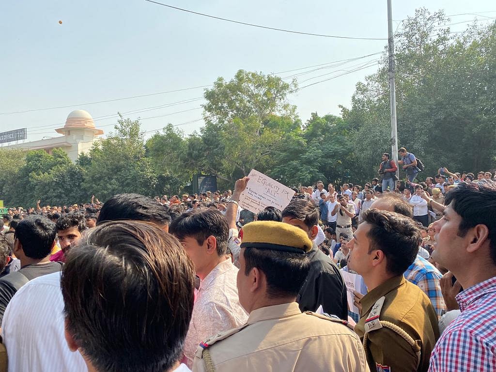 دہلی پولس سراپا احتجاج: ’سیاہ کوٹ‘ کے خلاف ’سیاہ پٹی‘ باندھ کر مظاہرہ