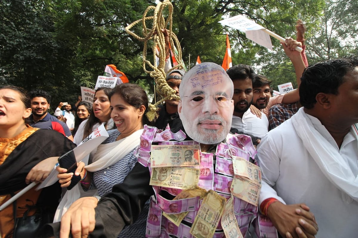 نوٹ بندی: حزب اختلاف کا سڑکوں پر احتجاج، مودی حکومت اور بی جے پی خاموش!