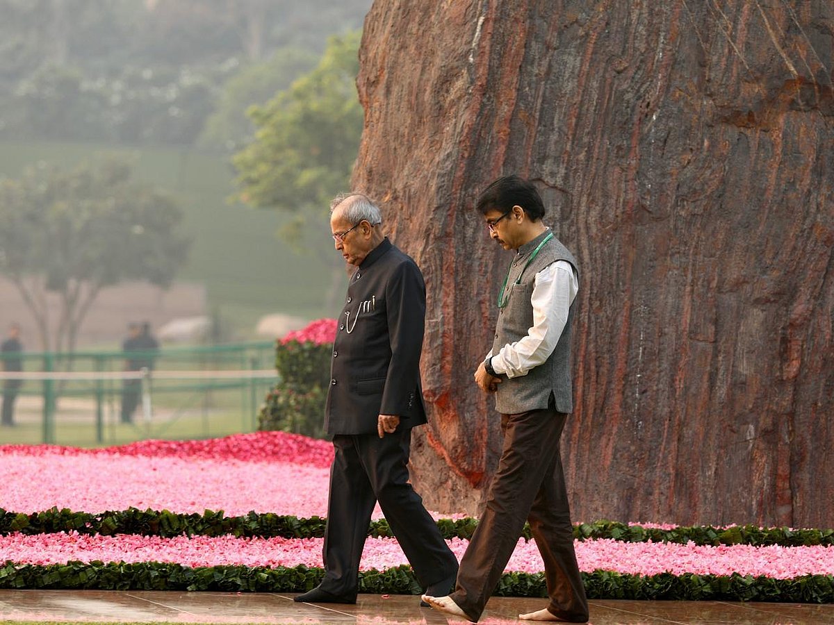 اندرا گاندھی کی 102ویں یوم پیدائش... سونیا، منموہن، پرنب، راہل نے کیا یاد