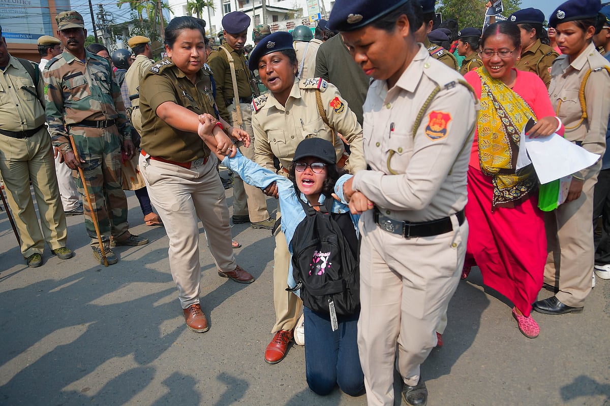 شمال مشرق: سی اے بی کی شدید مخالفت جاری، ہزاروں طلباء سراپا احتجاج، حالات بےقابو