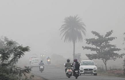 ٹھنڈ سے ٹھٹھر رہی دہلی، درجہ حرارت نے توڑا ریکارڈ، 500 پروازیں متاثر، 40 ٹرینیں کینسل