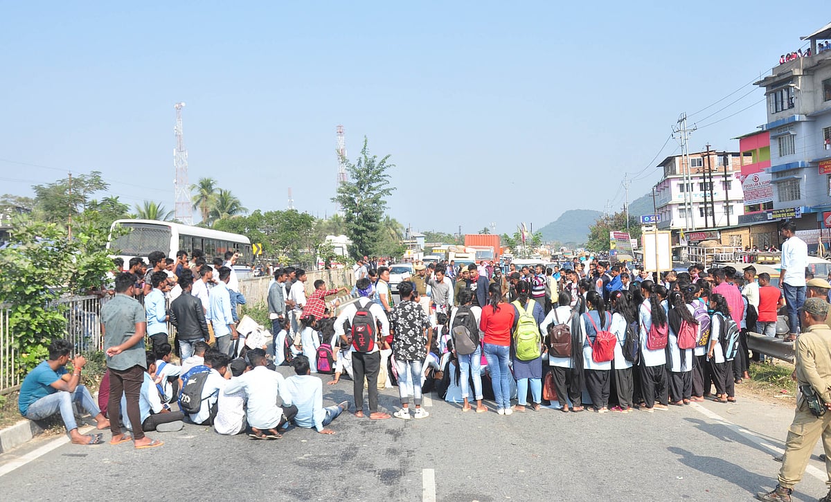 شمال مشرق: سی اے بی کی شدید مخالفت جاری، ہزاروں طلباء سراپا احتجاج، حالات بےقابو