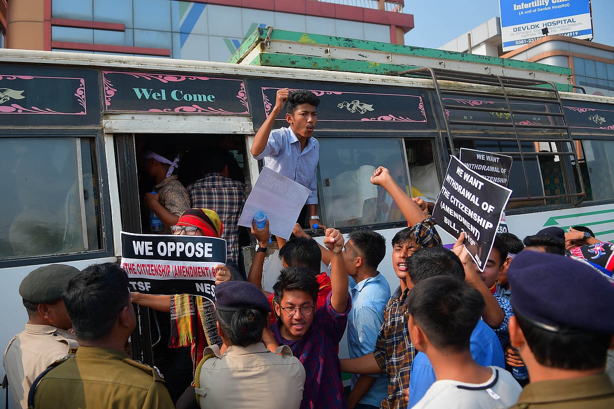 شمال مشرق: سی اے بی کی شدید مخالفت جاری، ہزاروں طلباء سراپا احتجاج، حالات بےقابو