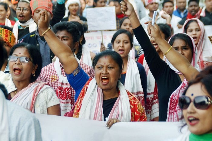 جب خواتین نے اپنے آنچل کو پرچَم بنا لیا... سہیل انجم