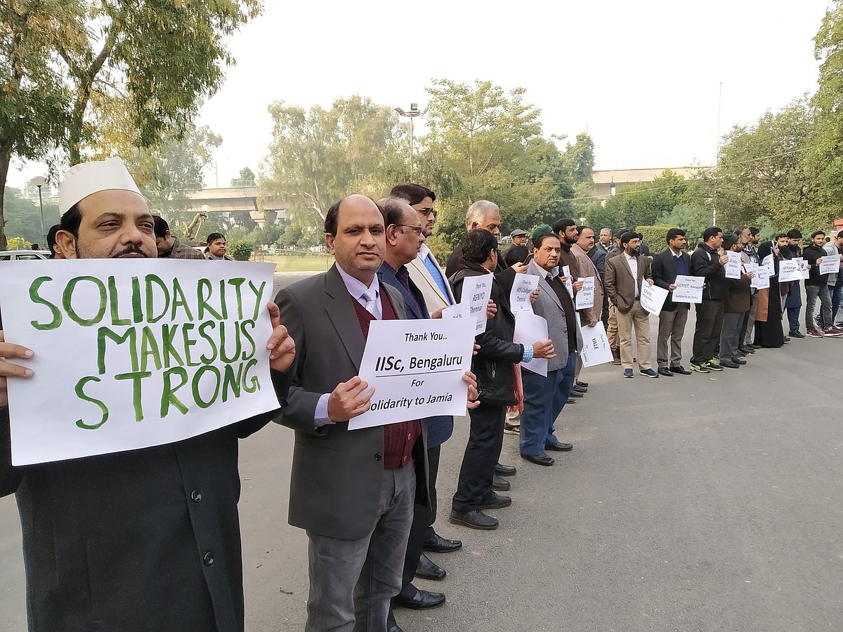 جامعہ کے اساتذہ کا طلباء کی حمایت میں مارچ، پولس کے خلا ف کارروائی کا مطالبہ