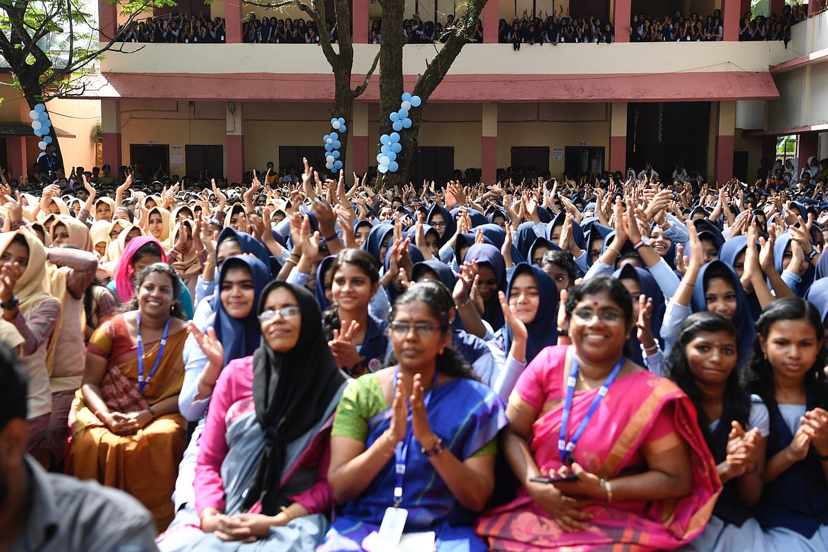 اہم خبریں: راہل گاندھی نے اسکولوں میں بنیادی سہولیات فراہم کرنے کا مطالبہ کیا
