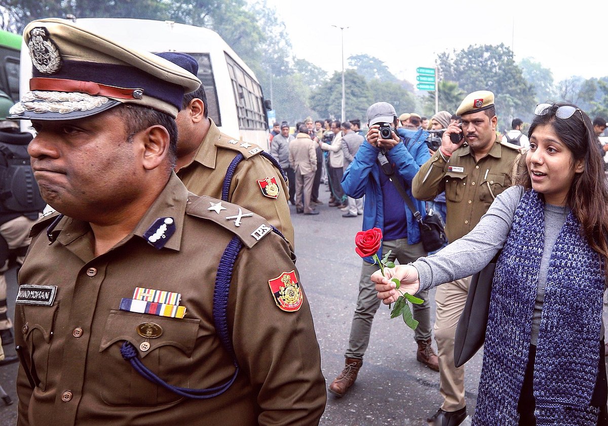 کانپور: شہریوں نے ہاتھوں میں پھول لے کر کیا احتجاجی مظاہرہ