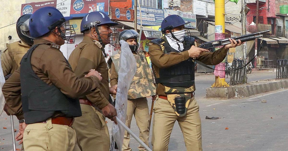 19 دسمبر کو لکھنؤ کے کھدرا علاقہ میں این آر سی اور شہریت ترمیمی ایکٹ کے خلاف ریلی کے دوران فائرنگ کرتے ہوئے پولیس اہلکار