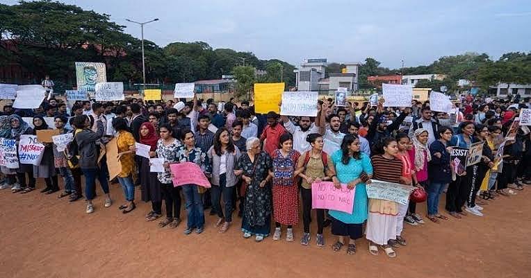 جب خواتین نے اپنے آنچل کو پرچَم بنا لیا... سہیل انجم