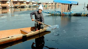 کشمیر: زمستانی ہواؤں کا زور جاری، آبی ذخائر بشمول جھیل ڈل منجمد