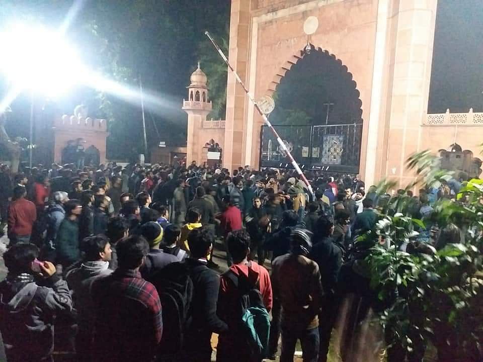 یو پی پولس نے کی ’اے ایم یو کیمپس‘ خالی کرانے کی تیاری، ماحول کشیدہ