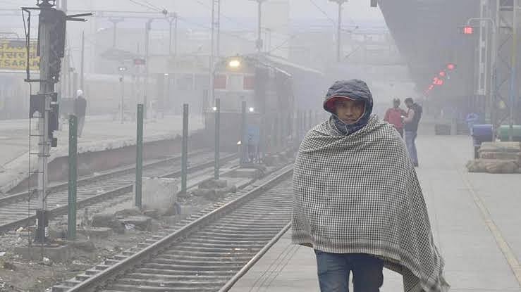 ٹھنڈ سے ٹھٹھر رہی دہلی، درجہ حرارت نے توڑا ریکارڈ، 500 پروازیں متاثر، 40 ٹرینیں کینسل