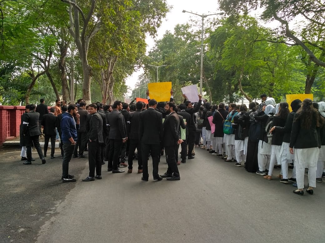 یو پی پولس نے کی ’اے ایم یو کیمپس‘ خالی کرانے کی تیاری، ماحول کشیدہ