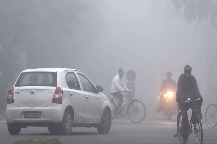 ٹھنڈ سے ٹھٹھر رہی دہلی، درجہ حرارت نے توڑا ریکارڈ، 500 پروازیں متاثر، 40 ٹرینیں کینسل