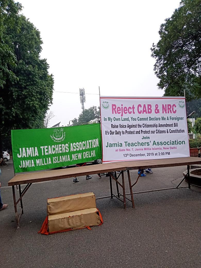 جامعہ کے اساتذہ کا طلباء کی حمایت میں مارچ، پولس کے خلا ف کارروائی کا مطالبہ