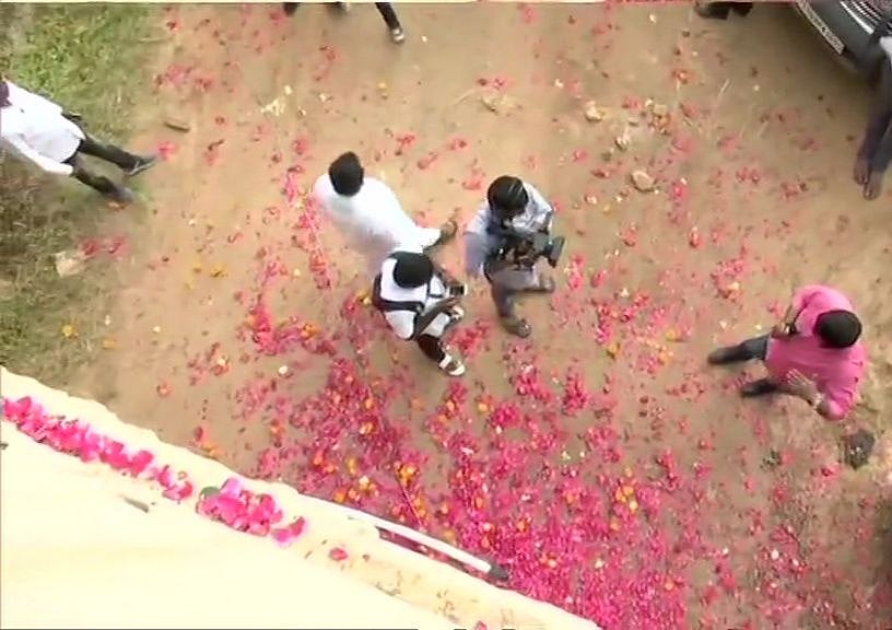 حیدرآباد انکاؤنٹر: عوام نے پولس کو گود میں اٹھایا، پھولوں کی بارش کی اور جشن منایا