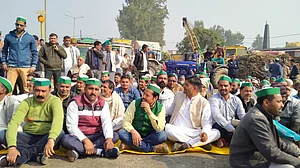 یو پی: مختلف مطالبات کے ساتھ سڑکوں پر اترے ہزاروں کسان، گنے کی ہولی جلا کر احتجاج