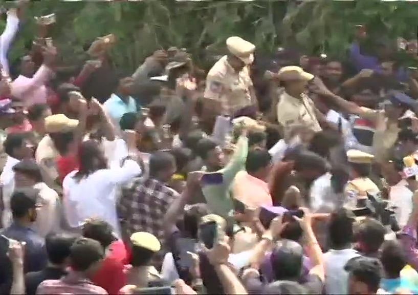 حیدرآباد انکاؤنٹر: عوام نے پولس کو گود میں اٹھایا، پھولوں کی بارش کی اور جشن منایا