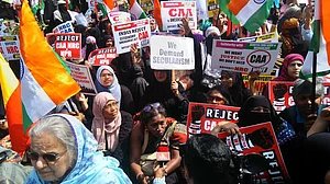 جب خواتین نے اپنے آنچل کو پرچَم بنا لیا... سہیل انجم