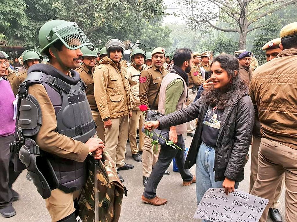 کانپور: شہریوں نے ہاتھوں میں پھول لے کر کیا احتجاجی مظاہرہ