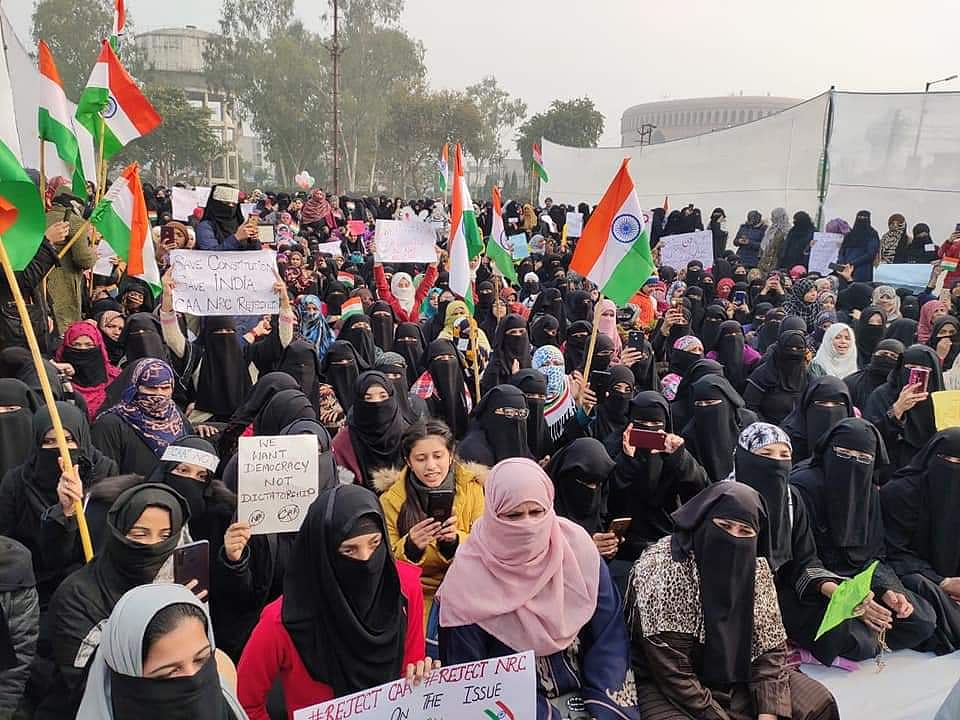 شاہین باغ سے متاثر ہو کر دیوبند میں بھی خاتون مظاہرین نے شہریت قانون کے خلاف کیا مظاہرہ