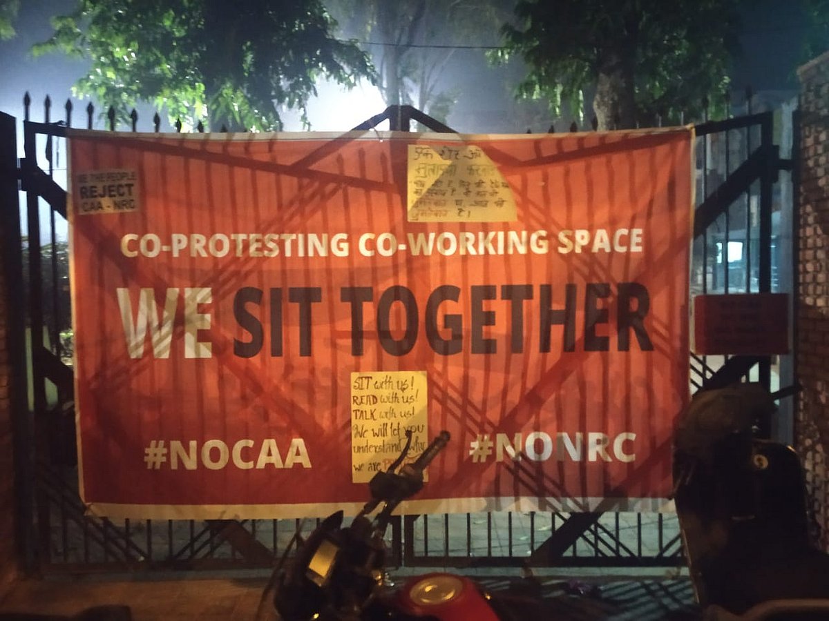 آزادی کی رات: جامعہ کے باہر ہزاروں لوگوں نے منفرد انداز میں کیا  نئے سال کا استقبال 