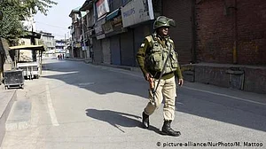 ’جموں و کشمیر میں فور جی موبائل انٹرنیٹ خدمات پر جاری پابندی، اجتماعی سزا کی علامت‘