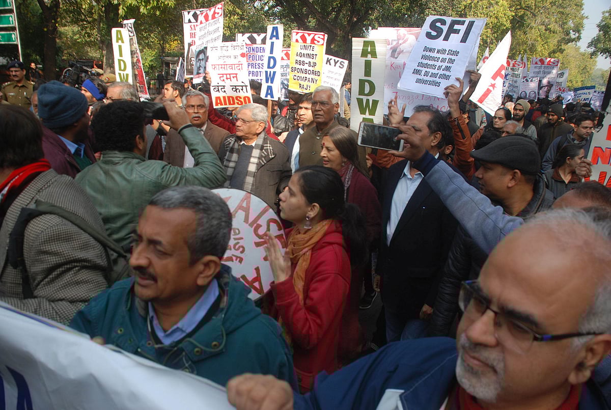 جے این یو حملے کے خلاف پُر امن مارچ پر پولیس کا لاٹھی چارج